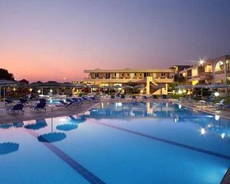 Emerald Hotel - Kremasti - Piscina