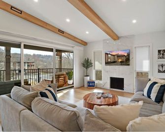 Abbey Villas Condo Steps to Pool Walk to Fontana Beach Dining and Marina - Fontana-On-Geneva Lake - Living room