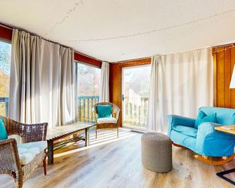 The Happy Place - Yarmouth - Living room