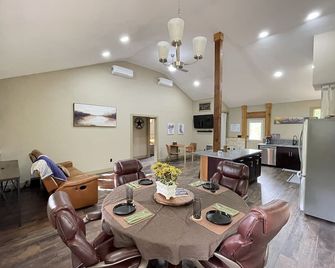 Buda Garden Getaway, 2 Bed room, 15 min from Downtown Austin - Buda - Eetruimte