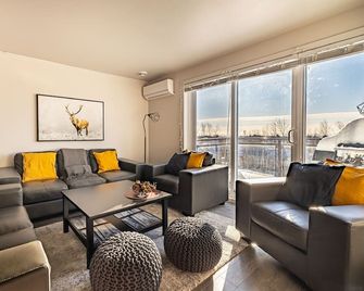 Condo 3bed And 2bath With Pool And Tennis/ Mont Ste-Anne Between Town And Mountains - Beaupre - Living room
