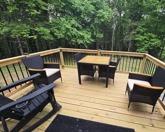 Amazing secluded 3-bedroom house with AC in charming Floyd VA, near FloydFest. - Floyd - Balcony