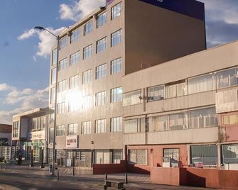 Hotel Byhours Las Americas - Bogotá - Edificio