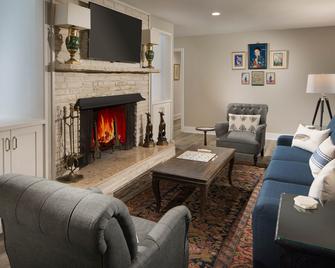 Camp Lucy - Dripping Springs - Living room