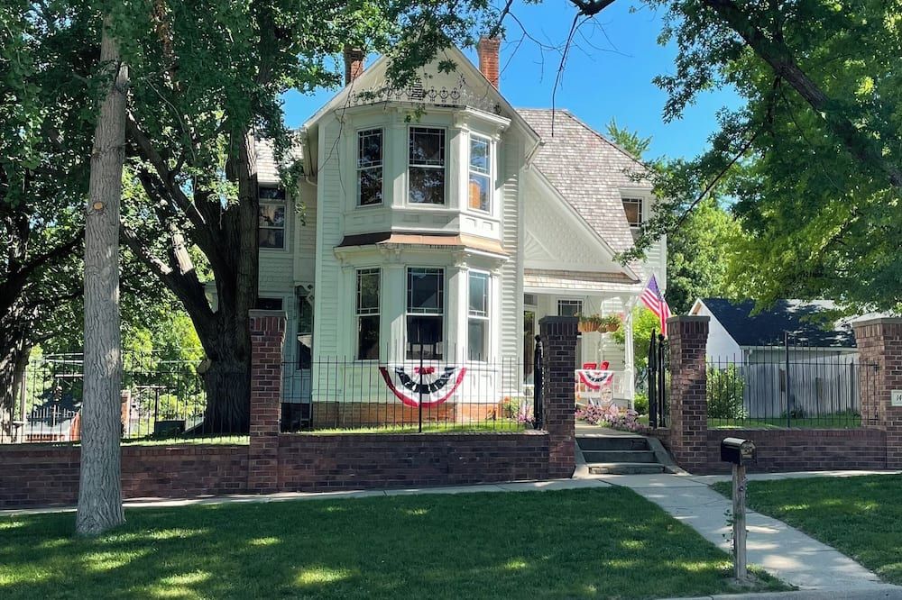 The Bootlegger’s Roost: Historic 1887 Carriage House Retreat - Nebraska City - Budova