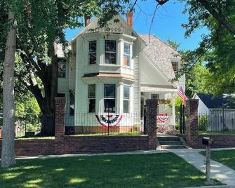 The Bootlegger’s Roost: Historic 1887 Carriage House Retreat - Nebraska City - Budova