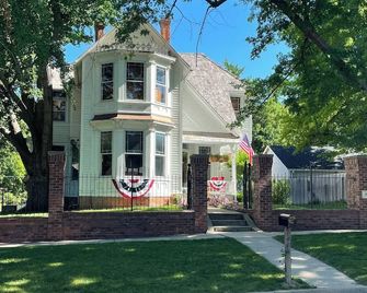 The Bootlegger’s Roost: Historic 1887 Carriage House Retreat - Nebraska City - Budova