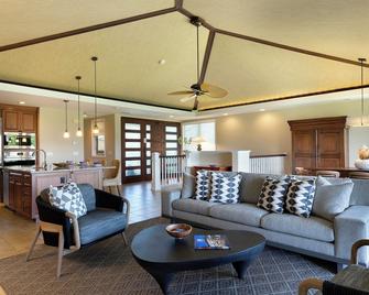 Local Luxury Living! - Puako - Living room
