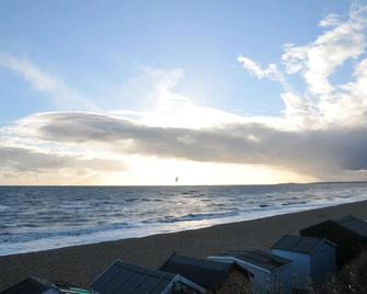 Streamside Holiday Lodge - Lymington - Beach