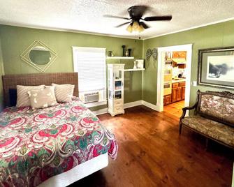 Quiet ranch retreat full of rustic vintage charm! Located off I-40/Old Rt 66 - Sayre - Habitación