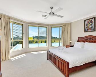 Noble Willow Homestead Lovedale. Super Spacious, with views and pool - Greta - Bedroom