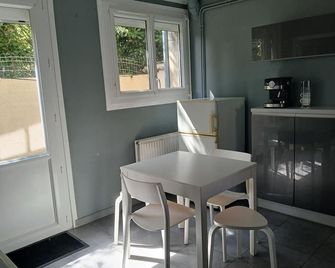 St Malo apartment in the station district, 15 min walk from the sea. - Saint-Malo - Dining room