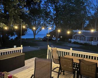 A modern family home with a great view of the lake and 75 yards from the beach - Lexington - Patio