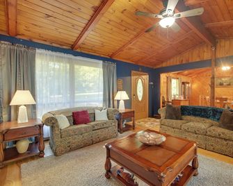 Lakefront Escape: Waterfront Lake Champlain Home - North Hero - Living room