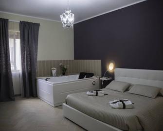 Il Centro Short Lets - Valguarnera Caropepe - Habitación