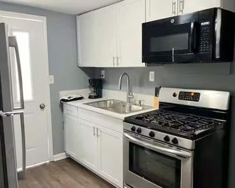 Entire Unit D - Bold & Exclusive-1br - Forsyth - Keuken