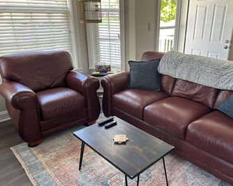 Best Of Both Worlds! 5th Avenue Beach And Downtown Within Walking Distance!! - Manistee - Wohnzimmer