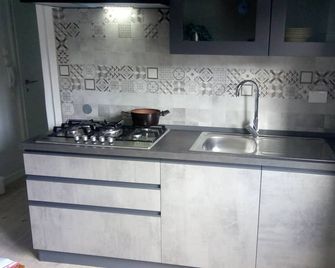 Pleasant and quiet well-furnished apartment in the center of Riola, - 베르가토 - 주방