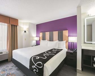 La Quinta Inn & Suites by Wyndham Minneapolis Northwest - Brooklyn Park - Schlafzimmer
