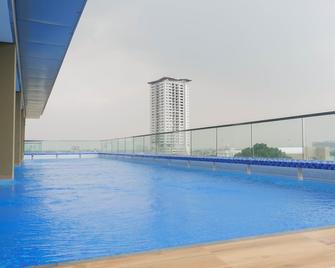 Exquisite 1BR at Praxis Apartment - Surabaya - Pool