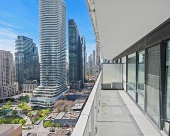 Modern Studio Condo Yonge Street Downtown Toronto - Toronto - Balcón