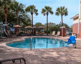 Comfort Inn and Suites Patriots Point - מאונט פלזנט - בריכה