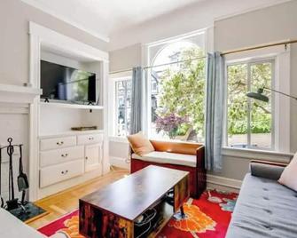Explore the City from the Beautiful, Victorian, Liberty Hill - San Francisco - Living room