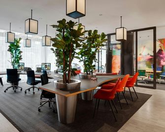 مطار سيتيزن إم شيفول - Schiphol - غرفة طعام