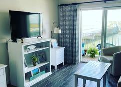 A pristine condo on the bay that comes with beautiful sunsets. - Stone Harbor - Living room