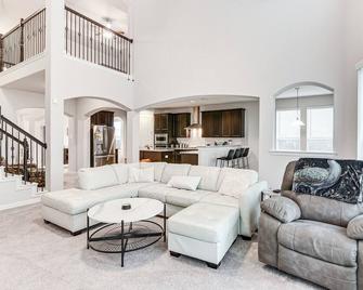 Grand Family Home w/ Patio & Fenced Yard in Arcola - Rosharon - Living room