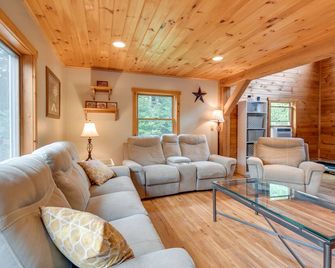 Meredith Home w/ Deck: 6 Mi to Lake Winnipesaukee! - Meredith - Living room