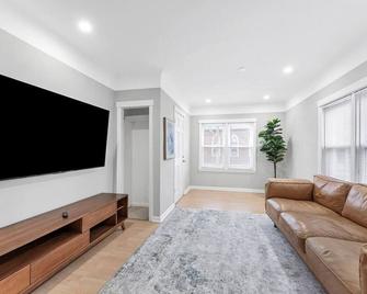 Spacious Mid Century Modern 1 Bed 1 Bath 65' Tv - Wyandotte