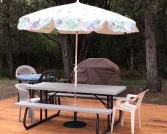 Nature's Oasis: Riverside Glamping Getaway in the Heart of New Mexico - Pecos - Patio