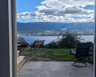 Panoramic Summerland Lake View Studio w/ Hot Tub - Summerland - Patio