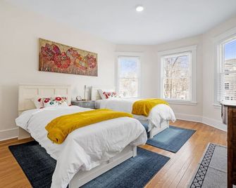 Upscale 4 Bedroom Condo w King Bed Suite - Worcester - Bedroom