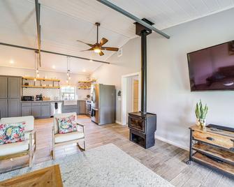 Peaceful Vinita Home w/ Fire Pit: 11 Mi to Lake! - Vinita - Wohnzimmer