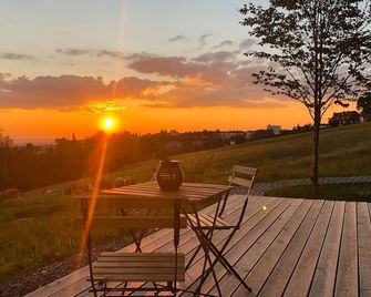 Bbergheim Container Lofts, Tiny House 'Flow' Holidays In A Sea Container! - Schöneck - Innenhof
