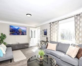 The Addisen Clifton Hill 2 mins 350Mbps Games Room - Niagara Falls - Living room