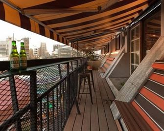 Ximen WOW Hostel - טאיפיי - מרפסת