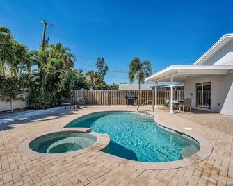 Relax Poolside & Walk or Bike to the Beach From This Amazing Naples Pool Home! - Naples - Pool