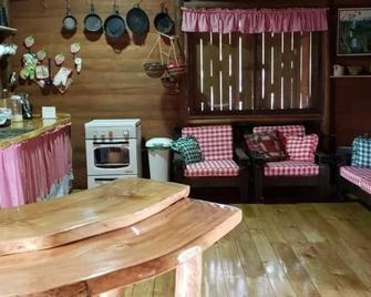 Beautiful Log Cabin in Tinamaste with stunning views of waterfall and forest - San Isidro de El General - Living room