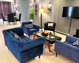 Freddy's Royal Family Apartments - Islamabad - Living room