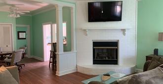 Chesapeake Bay Manor II - Beach - Norfolk - Living room