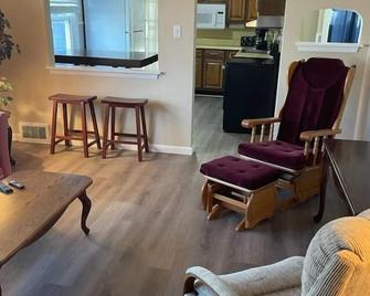 4 Bedroom 2 Bath unit close to boat launch and Selfridge ANG - New Baltimore - Living room