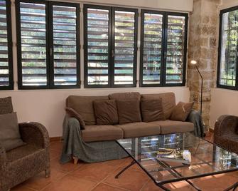 Between Uzès and Pont du Gard, a haven of peace with swimming pool - Collias - Salon