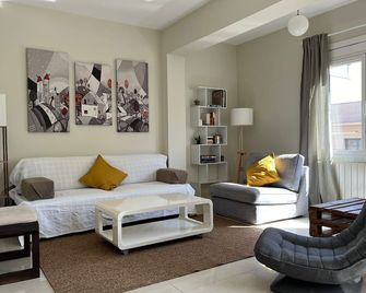 Home Sweet Home. 3 Subway Lines. 3 Stops From Sagrada Familia And 5 Stops From The Beach - Barcelona - Sala de estar