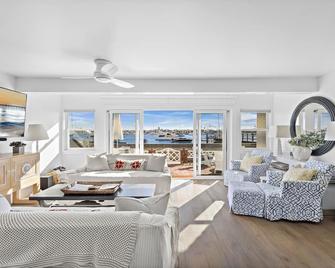 Beautiful Balboa Island Bayfront Beach House - Newport Beach - Living room
