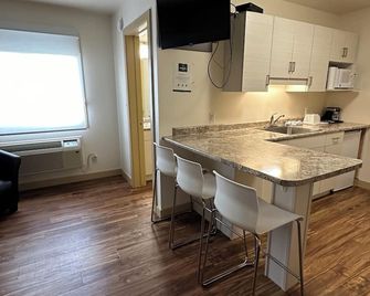Sleep Suite Motel - Steinbach - Kitchen