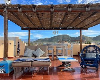 5 Star reviews! Penthouse! Steps from beach! Pool! Private! Hacienda vibes! - El Pescadero - Balcony