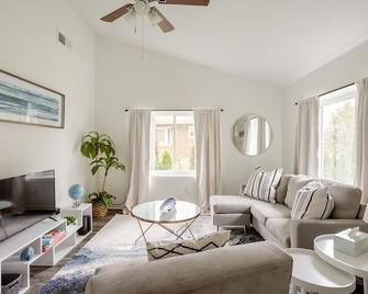 Trendy Home + 39th St/Ku Med + Firepit + Longstays - Kansas City - Living room